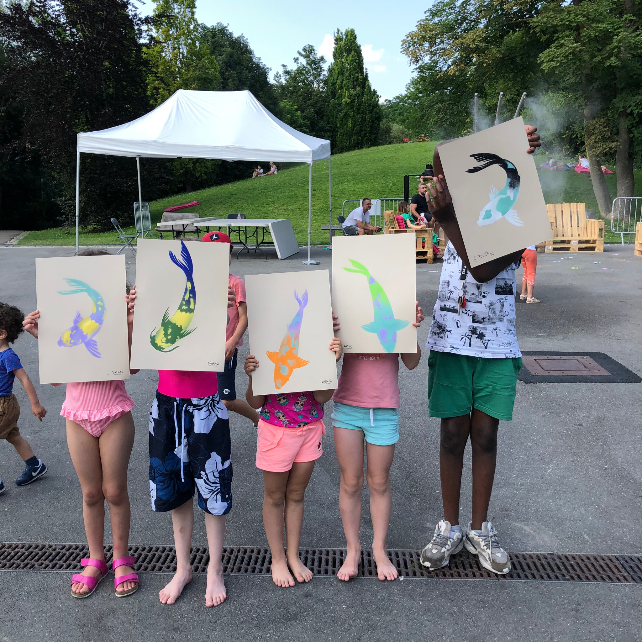 Un groupe d’enfants présente ses créations de carpes koï réalisées en atelier