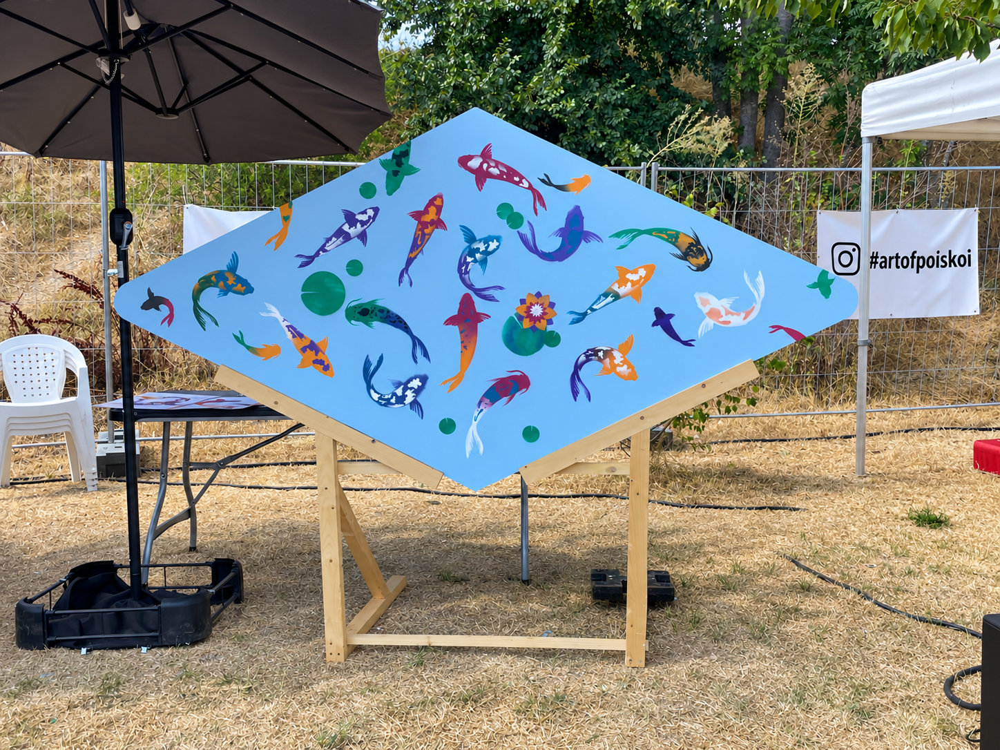 Fresque collective de carpes koï avec la banderole Instagram #artofpoiskoi